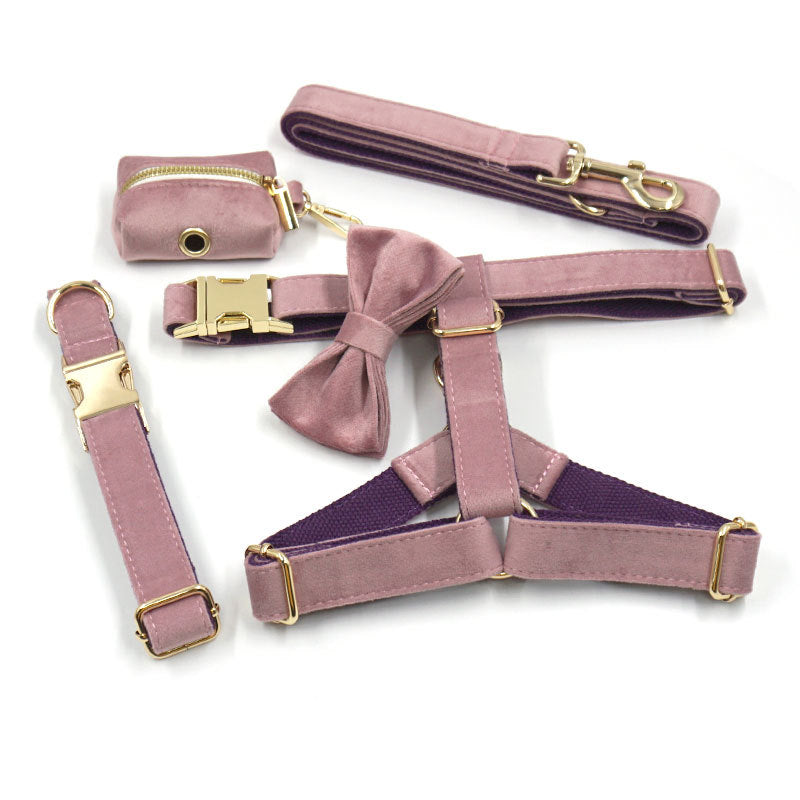 A stylish dog collar and leash set with a matching design, perfect for safe and comfortable walks.